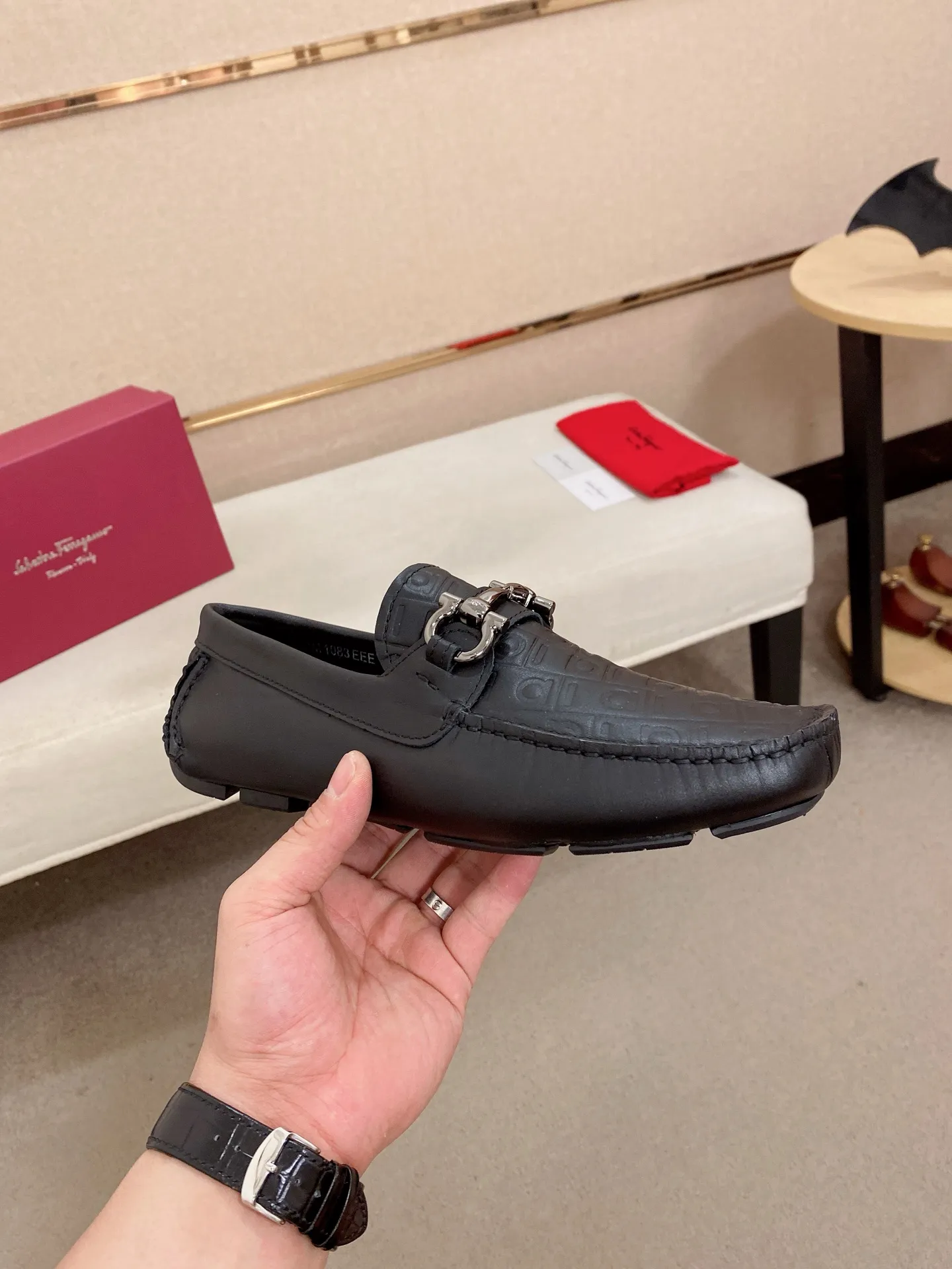 Men's shoes💰: 560💰High-end quality! Ferragamo🆕🆕Exclusive hot-selling products in stock🔥🔥New products on the shelves, high-quality Ferragamo men's pea shoes, high-end casual driving shoes, with complete packaging! 💪 💪 Material: imported cowhide 🐂 + imported high-quality water-dyed cowhide lining + wear-resistant outsole 👍🏻👍🏻 Features: high-end and comfortable, purely handmade 🚀 🚀 Create the perfect shoes that suit you best 🔥 🔥 Size: (38-44) 45 standard size can be customized!